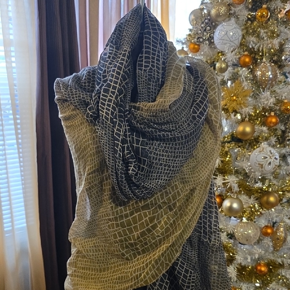 Chic Black and Gray Patterned Scarf
